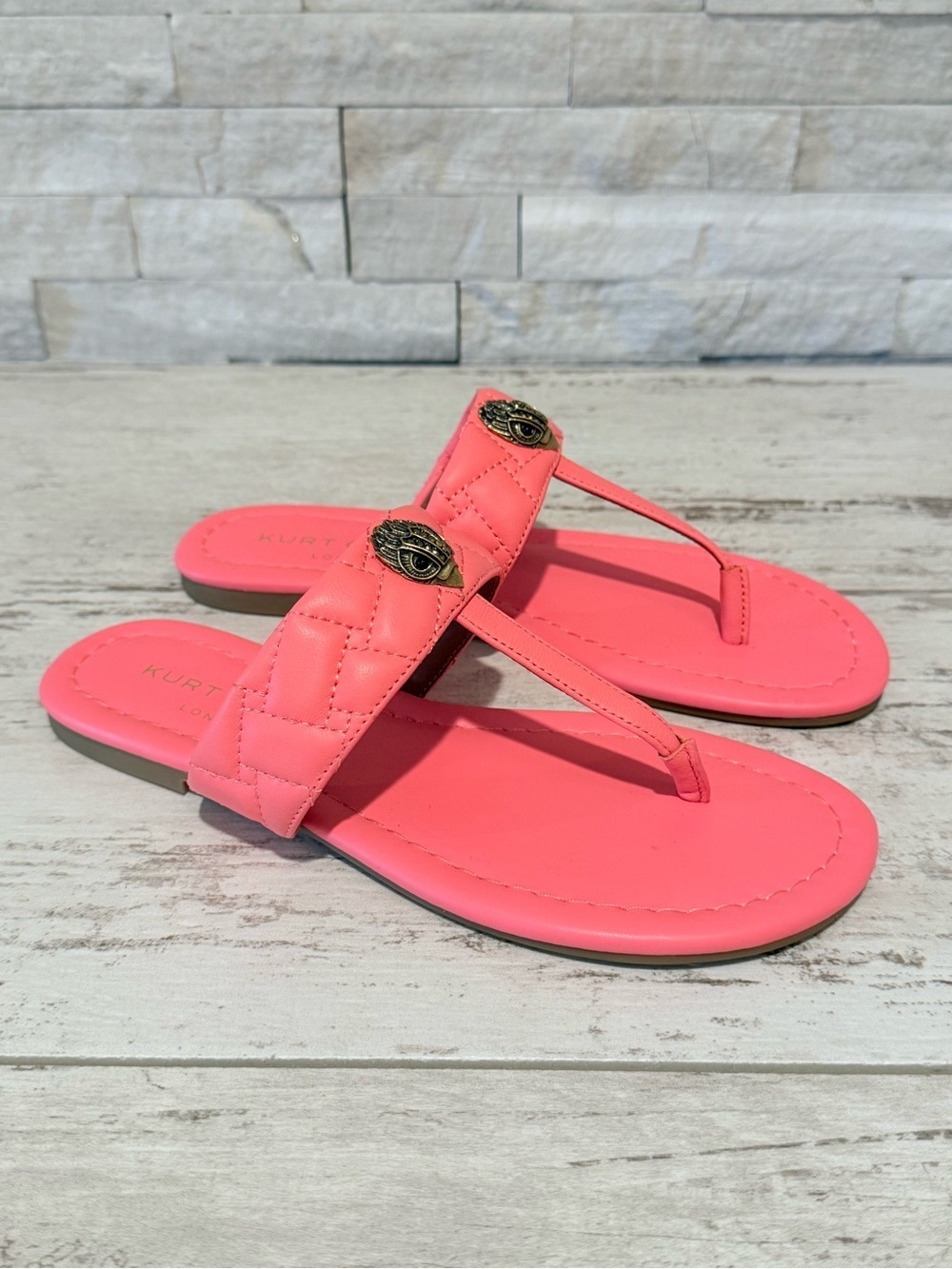 KURT GEIGER LONDON KENSINGTON LEATHER T-BAR FLAT SANDAL SZ 36 EU US 6 SALMON NEW